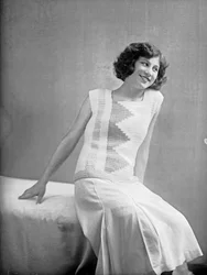 Modelka v šatech od Anity Pittoni, asi 1940 (čb fotografie)