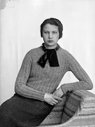 Portrét Marion Wulzové v šatech navržených Anitou Pittoni, asi 1940 (čb fotografie)