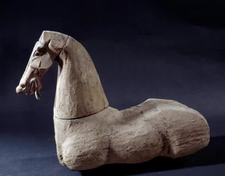 Čínské umění: dřevěný kůň. Socha z období dynastie Chan. Paříž, Musée Cernuschi