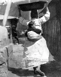 Korejská žena nesoucí dítě na zádech, 1936.