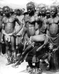 Kmen Yafouba žongluje s dívkou, Pobřeží slonoviny, západní Afrika, 1936.