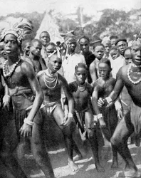 Chlapečtí tanečníci převlečení za dívky, kmen Yafouba, západní Afrika, 1936.