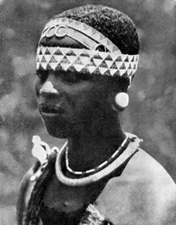 Manželka náčelníka Angoni, Mosambik, Afrika, 1936.