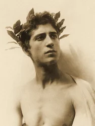 Studie chlapce s věncem, Sicílie, C.1898 (sépiová fotografie)