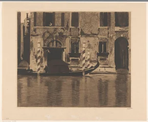 Gondola s výstavbou v Canal Grande v Benátkách