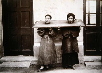 Čínští trestanci, kolem roku 1880 (albumen)