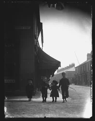 Emerald Street, Cardiff, 1890 nebo 1900.