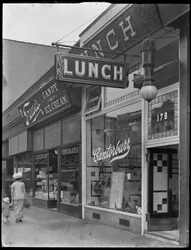 Canterbury Lunch sign at 202 (nebo 178) E. 125th Street, New York City, 2. května 1916