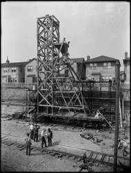 Montáž míchačky na beton na 1910 63rd Street, Brooklyn, c.1914