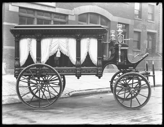 Pohřební vůz tažený koňmi patřící F.S. York, zaparkované na W. 145th Street (nebo E. 145th Street), New York City, 1. prosince 1914