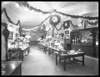 Vnitřní pohled zepředu dozadu na United Electric Light und Power Company, W. 138th Street a Hamilton Place, New York City, 17. prosince 1914