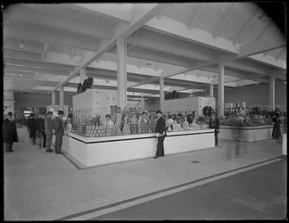 Vnitřní pohled na 95th Street Market, New York City, 22. října 1915