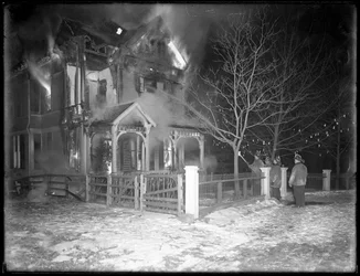 Požár chaty Prescott v noci, Inwood Hill, 1914