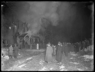 Požár chaty Prescott v noci, Inwood Hill, 1914