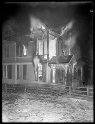Požár chaty Prescott v noci, Inwood Hill, 1914