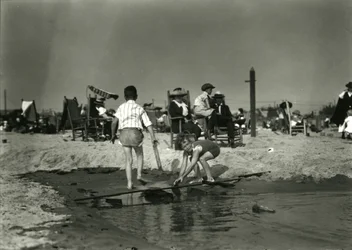Dvě děti si hrají s dřevěnými zbytky na mělčině, Coney Island, c.1910-21