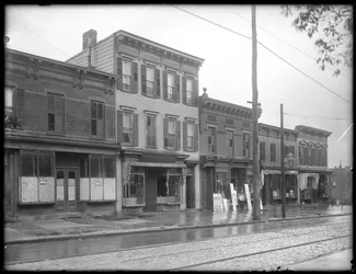 Neidentifikovaná pobočka veřejné knihovny v Queens Borough, New York, asi 1910