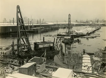 Neidentifikovaný průmyslový nábřeží, c.1910-21