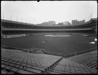 Pohled na Polo Grounds z tribuny na hřiště a tribunu, New York, 3. července 1914
