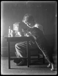 William Gray Hassler a kocour Reddy jedí kvakerské pufované rýžové cereálie, kolem roku 1912