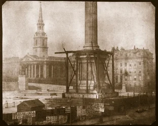 Nelsonův sloup ve výstavbě, kolem roku 1841 (tisk ze slaného papíru z kalotypového negativu)
