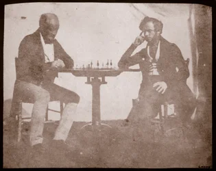 Nicolaas Henneman uvažuje o svém pohybu v šachové hře, září 1841 (tisk ze slaného papíru z kalotypového negativu)