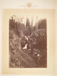 Vodopády Arched Falls na úpatí hory Mt. Blackmore M.T.