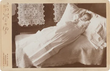 Dítě na posteli po smrti, 80.-90. léta 19. století (foto)