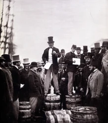 Scéna politického diskurzu na ulici: muž stojí na sudu a mluví k výhradně mužskému davu. Fotografie Williama Notmana (1826-1891), Musee McCord Museum, Montreal. Konec 19. století