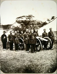 Čínští vojáci, kolem roku 1875 (tisk alba)