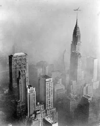 Smog zakrývá výhled na Chrysler Building z Empire State Building, New York City