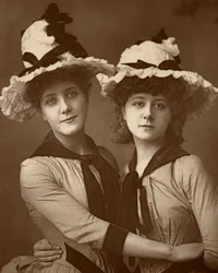 Dvě růže, Maude Millett a Annie Hughes, britské herečky, 1888