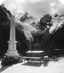 Památník v Stilfserjoch Strasse, Weisse Knott, Tyrolsko, c1900.