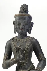 Bódhisattva v nepálsko-čínském stylu (lak, látka, stopy modré, zlaté a zelené barvy a plátkové zlato)