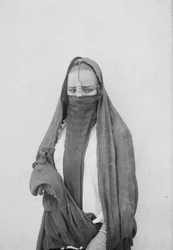 Zahalená žena, Káhira, kolem roku 1910 (černobílá fotografie)