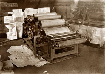 Tiskařský lis: rotační lis pro tisk novin, kolem roku 1900