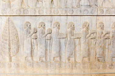 Starověký reliéf Achajmenovců; delegace Iónců; Palác Apadana; archeologické naleziště; starověké perské město Persepolis; světové dědictví UNESCO; provincie Fars; Írán; Asie