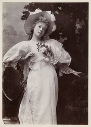 Edwardian portrét, žena v krajkových šatech