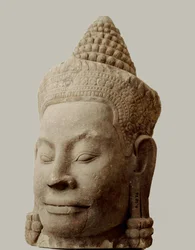 Hlava démona na mostě vedoucím k Jižní bráně, Angkor Thom, Národní muzeum, Phnompenh