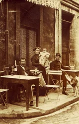 Muž, který držel láhev absinthu, kolem roku 1900, na terase kavárny
