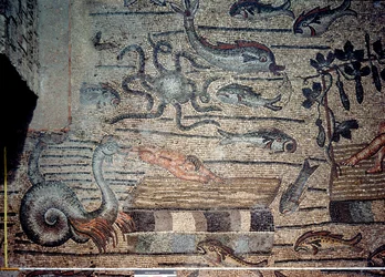 Jonáš je vyplivnut velrybou, detail z ozdobného chodníku zobrazujícího křesťanské obrazy a pohanské symboly, kolem roku 313 n. l. (mozaika)
