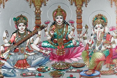 Lakshmi, manželka Višnua, je bohyní prosperity, štěstí a krásy. Ganesh.