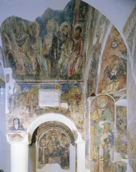 Nízký úhel pohledu na nástěnnou malbu na zdi, kostel svatého Petra, Otranto, Salento, Puglia, Itálie