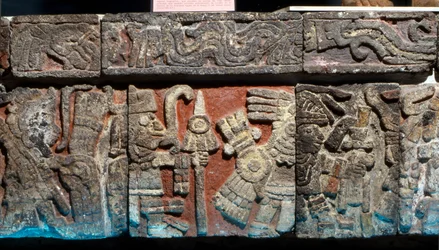 Nízký reliéf na lavičce v Templo Mayor, pozdní poklasické období, cca 1500 (kámen s malovaným štukem)