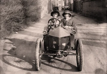 Vyrazit na projížďku, c. 1912 (foto)