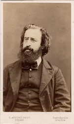 Pařížská komuna (1871): portrét člena Komuny Theophile Ferre (1846-1871). Fotografie Appert. Rozměr 10,5X6,3 cm