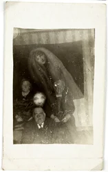 Paranormální jev: portrét tří starých lidí, za nimi se zjevuje duch ženy, cca 1920 Fotografie Williama Hopea (1863-1933)