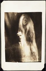 Paranormální jev: portrét muže a ducha jeho ženy objevující se za ním, cca 1920 Fotografie Williama Hopea (1863-1933)