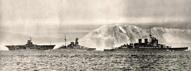 Lodě HMS Ark Royal, HMS Malaya a HMS Renown opouštějí svou základnu v Gibraltaru, kolem roku 1940 (foto)