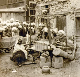 Předení a tkaní vlněných šál, Šrínagar, Kašmír, Indie kolem roku 1901 (foto)